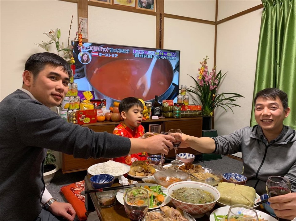 Các thành viên trong gia đình chị Hương quây quần trong bữa cơm đầu năm mới. Ảnh: NVCC