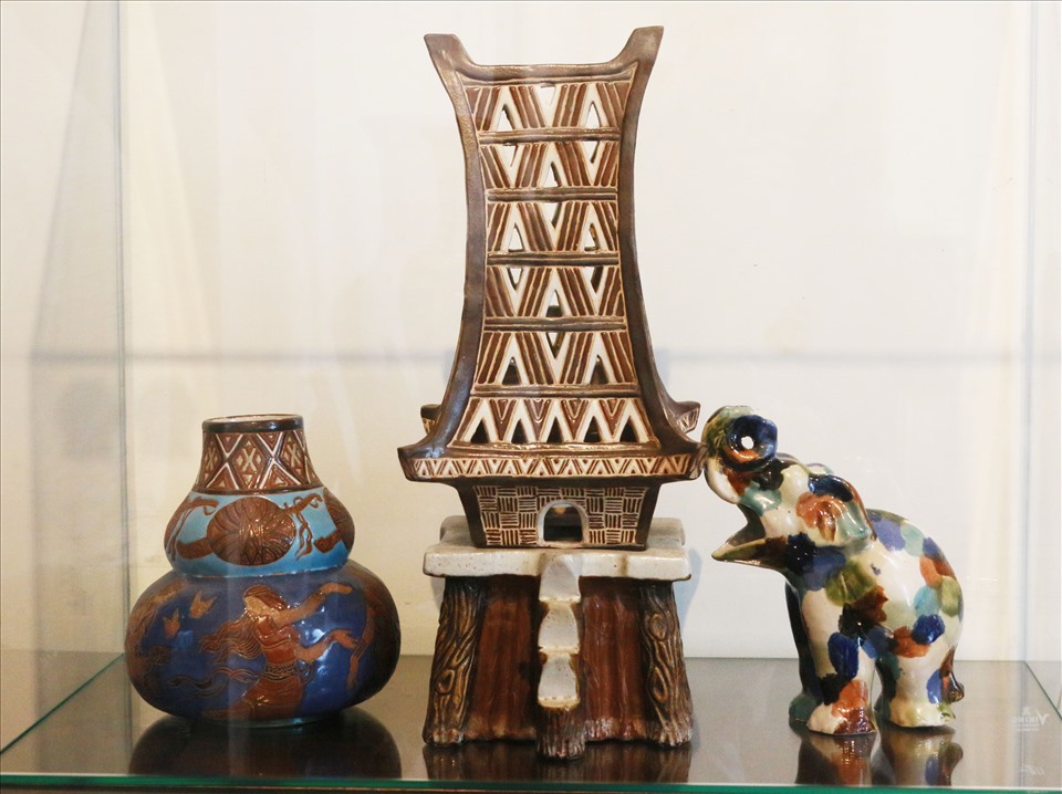 Những hiện vật xưa như nhà rông, voi rừng, điệu múa của người đồng bào Tây Nguyên được khắc hoạ rõ nét trên Gốm Biên Hoà xưa. Ảnh: Bảo Trung