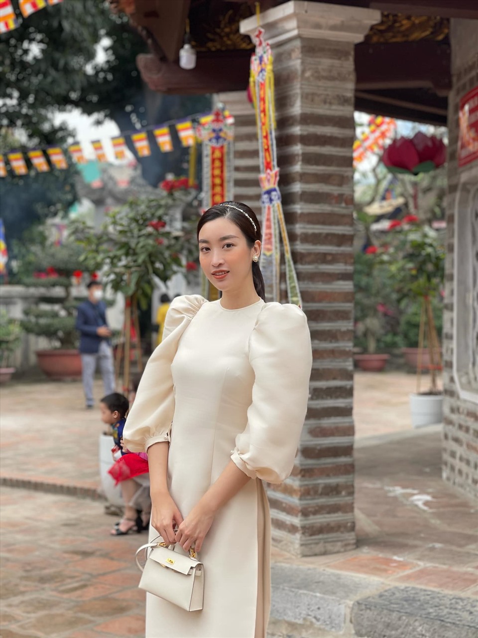 Là cô gái Hà Nội gốc, Hoa hậu Đỗ Mỹ Linh cũng không quên diện áo dài đi lễ chùa đầu năm. “Năm nay không mong gì chỉ mong mọi người ai cũng bình an, hạnh phúc“, Hoa hậu sinh năm 1996 chia sẻ. Ảnh: NVCC.
