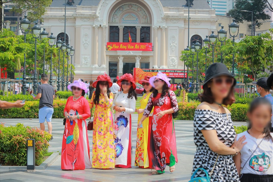 Tại nhiều địa điểm công cộng luôn có hệ thống loa phát nhắc nhở, cùng với banner cảnh báo thế nhưng nhiều người du xuân vẫn lơ là chủ quan.