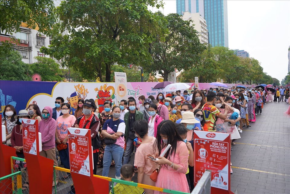 Sáng và trưa 13.2 (tức mùng 2 Tết), tại đường hoa Nguyễn Huệ, TP.HCM, rất đông đông người dân đến đây tham quan, du xuân.