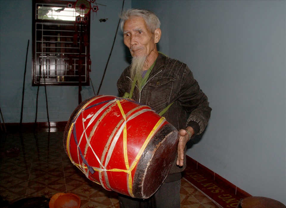Dù đã 82 tuổi, nhưng già Lê Văn Ru vẫn giữ đam mê với tiếng trống kơ-toang. Ảnh: Nguyễn Tri