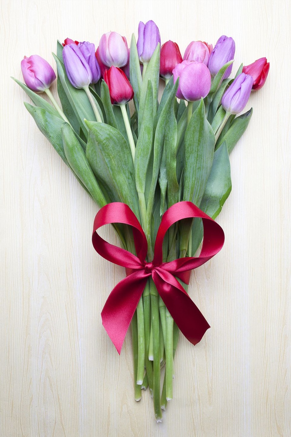 6. Hoa tulip  Hoa tulip tượng trưng cho tình yêu hoàn hảo. Những bông hoa thanh lịch truyền tải thông điệp ấm áp và là một lựa chọn tốt cho ngày lễ tình nhân.