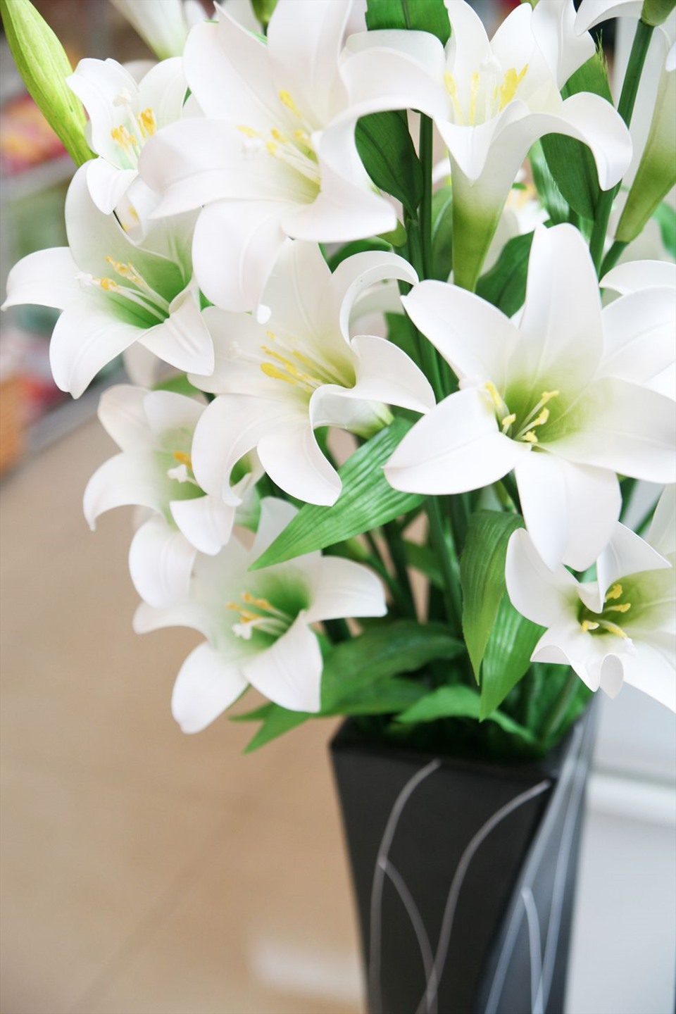 7. Hoa loa kèn  Loại hoa màu trắng này thường tượng trưng cho “vẻ đẹp, đẳng cấp và phong cách“. Đặc biệt phái nữ rất yêu thích hương thơm nồng nàn của những bông hoa tuyệt đẹp này.