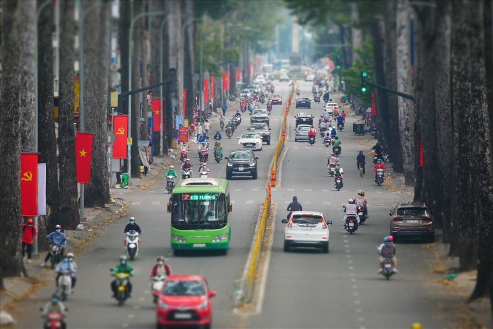 Đường Nguyễn Tri Phương, quận 5 phương tiện đông đúc nhưng đường khá thoáng, di chuyển dễ dàng