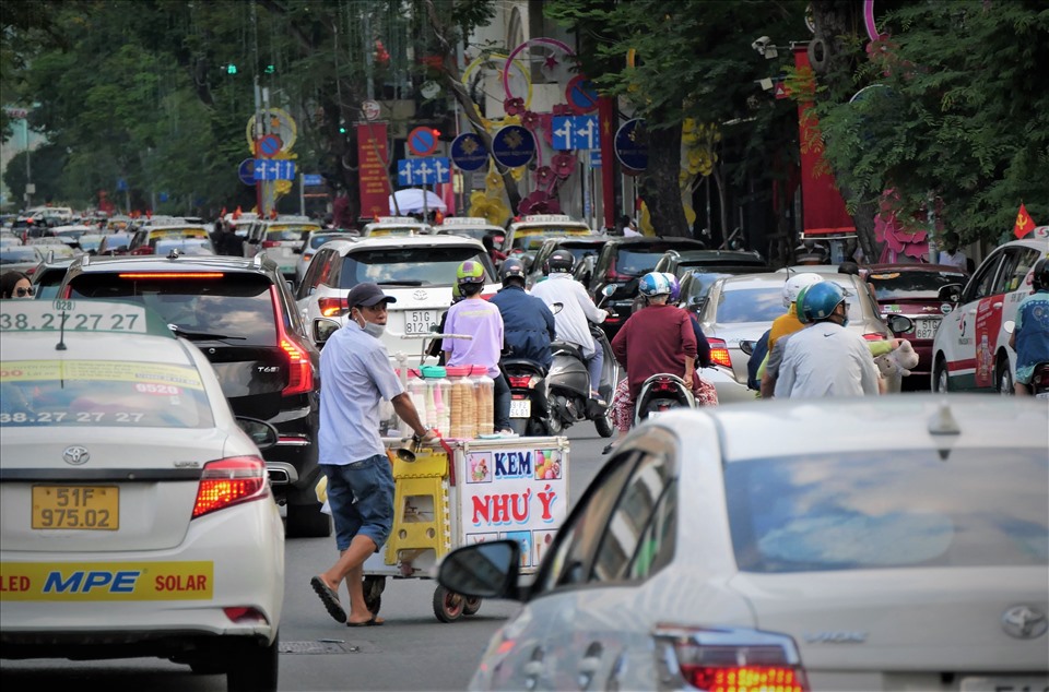 Tuyến đường Đồng Khởi đôi lúc ùn tắc do số lượng xe đổ về quá đông để tham quan đường hoa Nguyễn Huệ