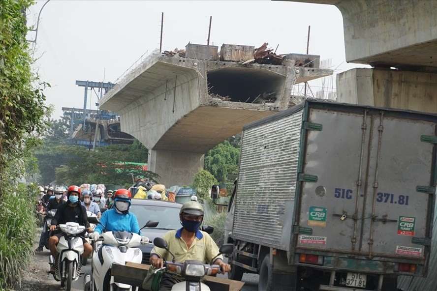 Cầu Nam Lý trên đường Đỗ Xuân Hợp (quận 9) thi công gần 4 năm chưa xong