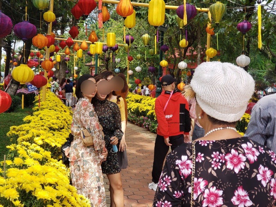 Người dân không đeo khẩu trang tham quan chụp hình trong đường hoa Nguyễn Văn Trị. Ảnh: Hà Anh Chiến