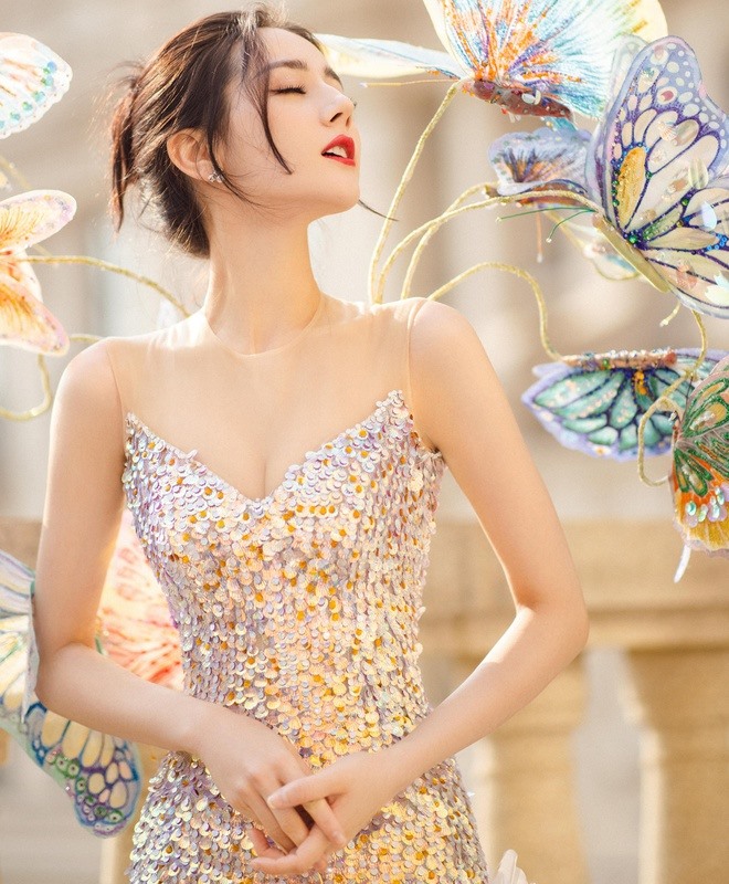 Xuất hiện trong chương trình Gala đầu năm, Địch Lệ Nhiệt Ba gây chú ý với khán giả khi diện váy lấp lánh ôm sát cơ thể. Ảnh: Weibo.