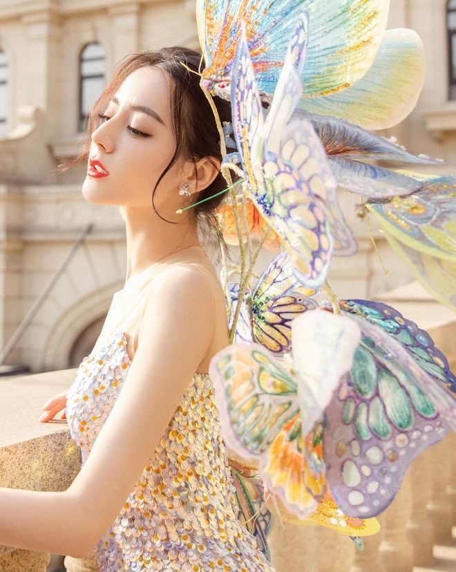 “Mỹ nữ Tân Cương” trông như nữ thần mùa xuân  khi diện trang phục được gắn những cánh bướm lung linh sau lưng. Ảnh: Weibo.