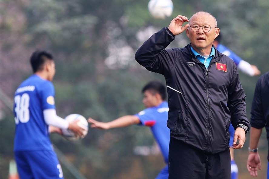 Huấn luyện viên Park Hang-seo đang lên kế hoạch làm mới đội tuyển Việt Nam. Ảnh: Minh Tùng