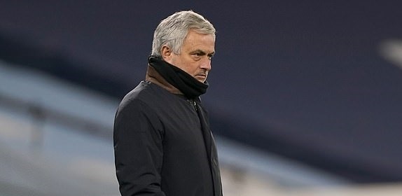 Mourinho đã bị tụt lại quá xa. Ảnh: AFP.