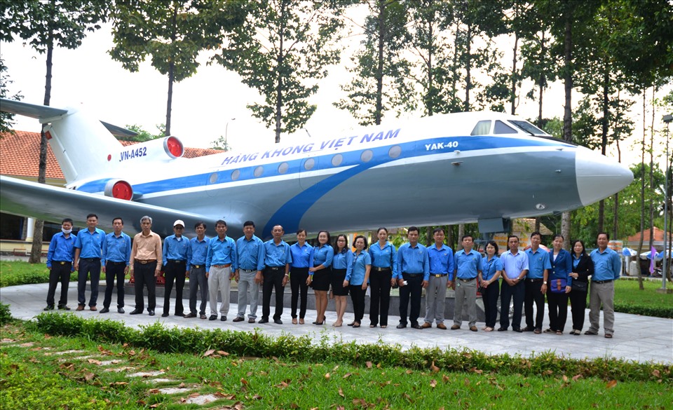 Cán bộ Công đoàn bên chiếc chuyên cơ YAK-40 lịch sử đã đưa Chủ tịch Tôn Đức Thắng từ Hà Nội vào TP Hồ Chí Minh để chủ trì Đại lễ mừng thống nhất đất nước. Ảnh: Lục Tùng
