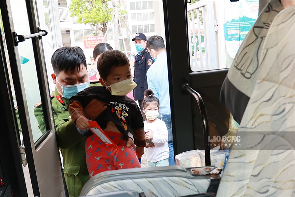 Những học sinh đầu tiên được đưa lên xe số 1 của Ban chỉ huy quân sự quận Nam Từ Liêm về nhà tiếp tục cách ly y tế.