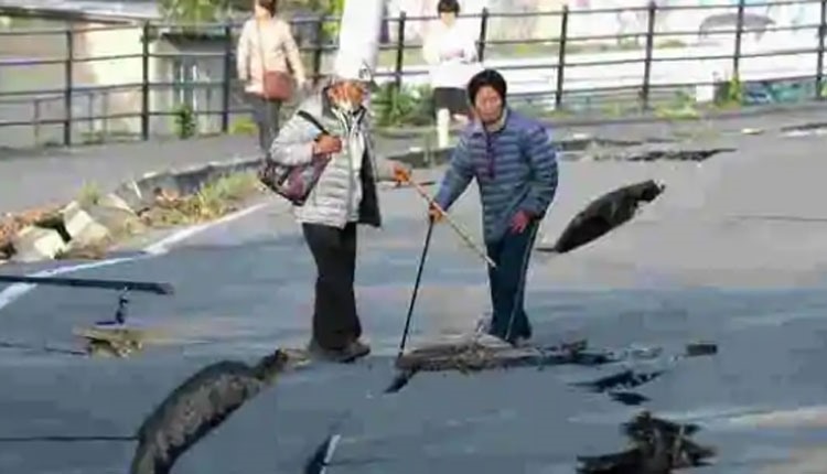 Thiệt hại sau trận động đất ngày 13.2.2021. Ảnh: AFP