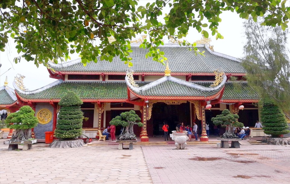 Một góc Quán Âm Phật Đài (Phật bà Nam Hải) thưa thớt khách đến viếng ngày Tết. Ảnh: Nhật Hồ