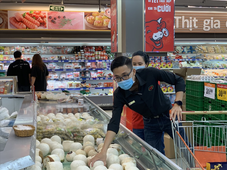 Nhiều người dân đã tới siêu thị mua sắm sau 2 ngày khai trương đầu Xuân Tân Sửu 2021.