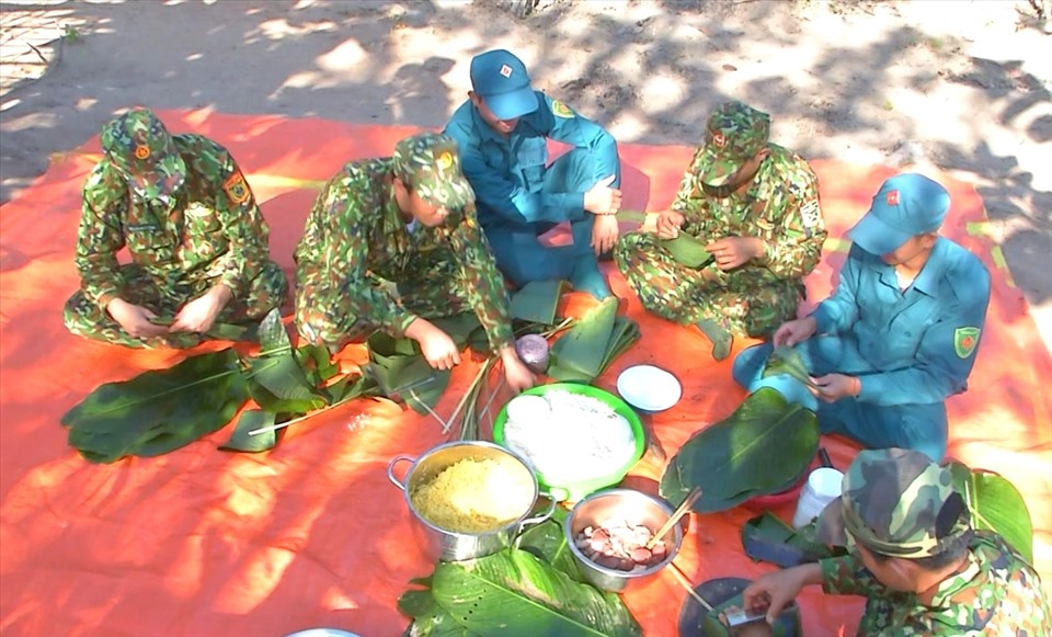 Lính biên phòng gói bánh chưng xanh nơi chốt kiểm soát dịch bệnh COVID-19 xã Ia Dom. Ảnh TT