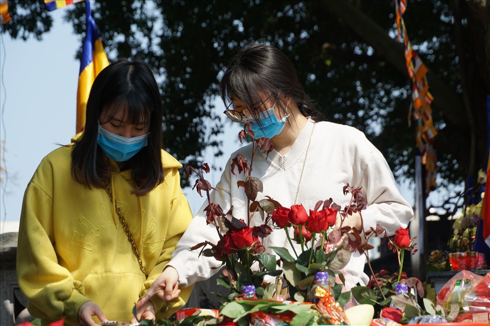 Khắp nơi ở chùa Hà đều có bóng dáng của những bó hồng. Lễ vật cầu duyên bao gồm vàng, hương… và không thể thiếu hoa hồng – loài hoa tượng trưng cho tình yêu đôi lứa.