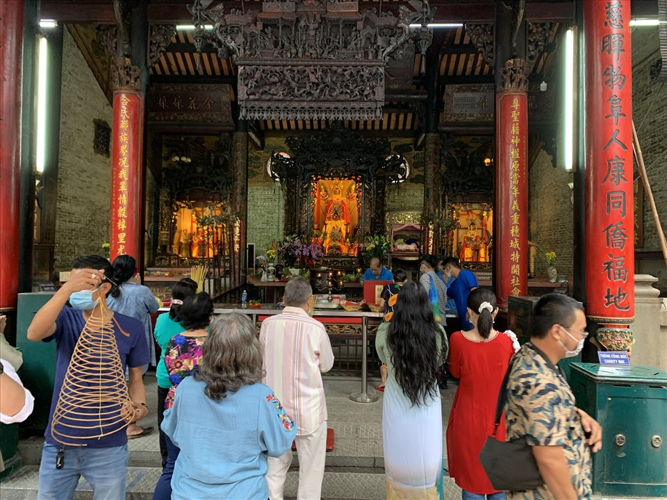 Chùa Bà Thiên Hậu (Quận 5, TPHCM) - một ngôi chùa cũng khá nổi tiếng về việc cầu duyên tại TPHCM, có tầm ảnh hưởng rất lớn đến đời sống văn hóa của cộng đồng người Hoa đang sinh sống ở Sài Gòn. Tồn tại đã 258 năm nhưng nó vẫn giữ được nét đặc trưng cho kiến trúc của người Hoa.