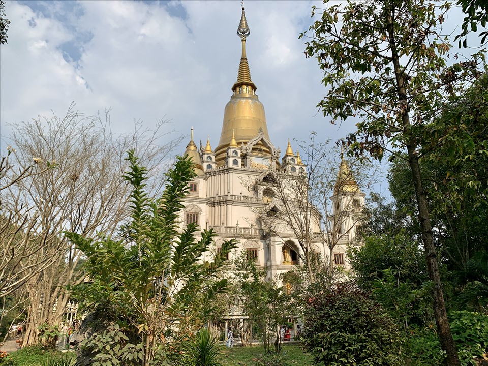 Chùa Bửu Long (Quận 9, TPHCM) được biết đến là một trong những ngôi chùa lớn nổi tiếng về cầu duyên, cầu an linh thiêng ở TPHCM.
