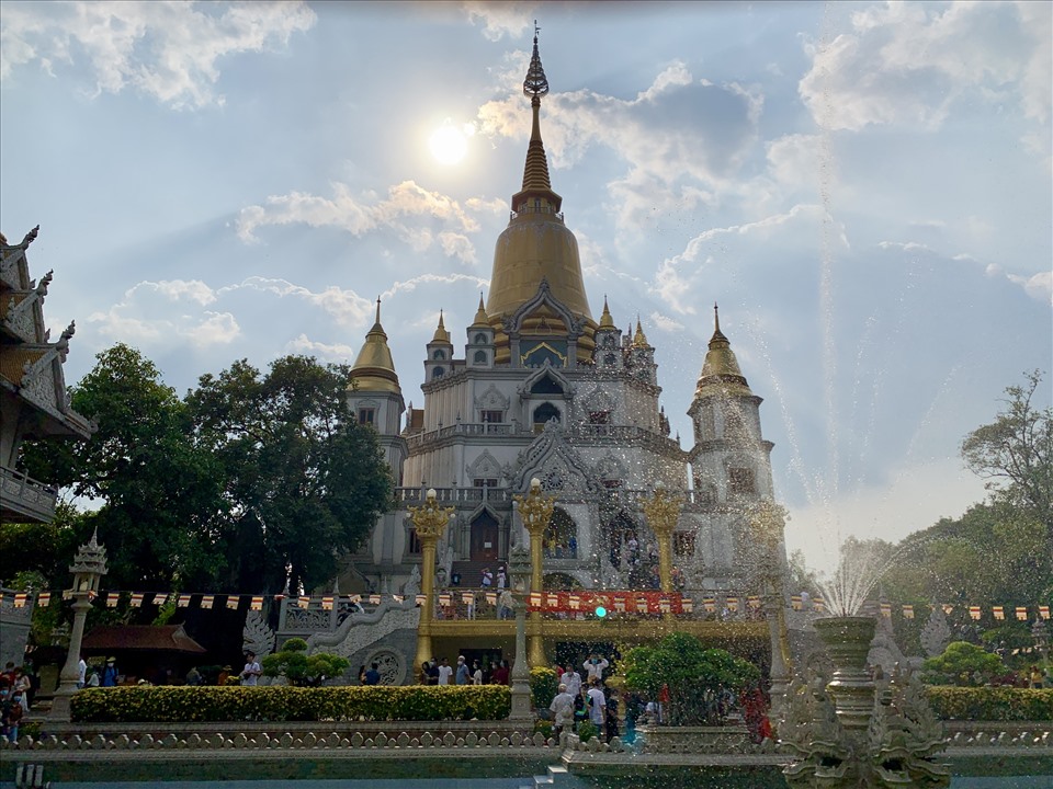 Ngôi chùa mang kiến trúc độc đáo giống như các ngôi chùa của Thái Lan, do đó nơi đây cũng thu hút nhiều bạn trẻ kết hợp đi lễ và tham quan chụp hình đầu xuân.