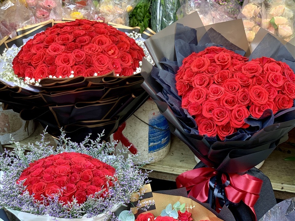 Những bó hoa cắm hoa theo yêu cầu của khách với giá từ 1.500.000-3.500.000 đồng. Ảnh: Khánh Linh.