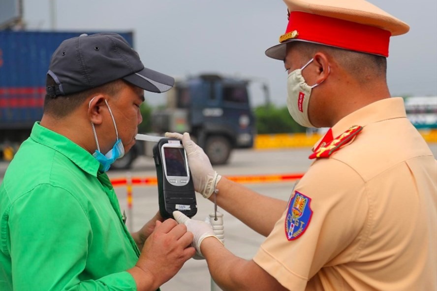 Lực lượng CSGT kiểm tra vi phạm nồng độ cồn với các tài xế tham gia giao thông. Ảnh: M.H.