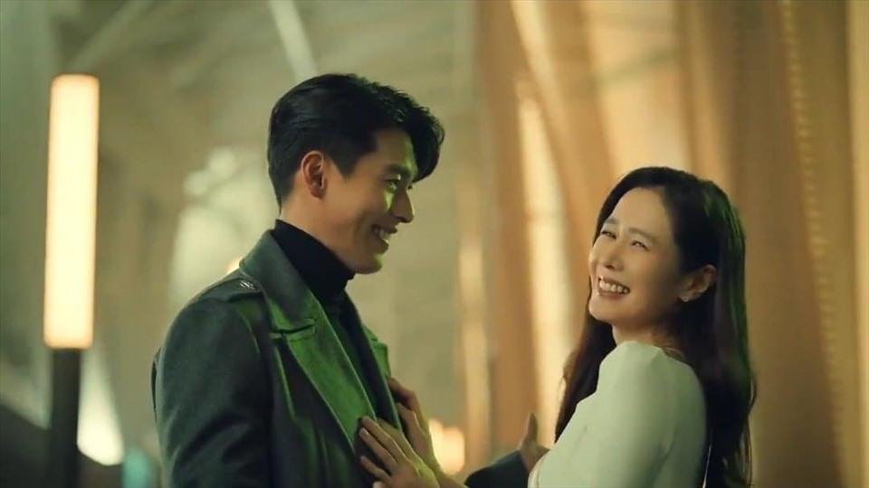 Hyun Bin - Son Ye Jin là một trong số những cặp đôi nhận được sự ủng hộ lớn từ khán giả khi công khai hẹn hò. Cả hai quen biết và nảy sinh tình cảm khi cùng đóng chung 2 dự án “Cuộc đàm phán sinh tử” và “Hạ cánh nơi anh“. Ảnh cắt clip.