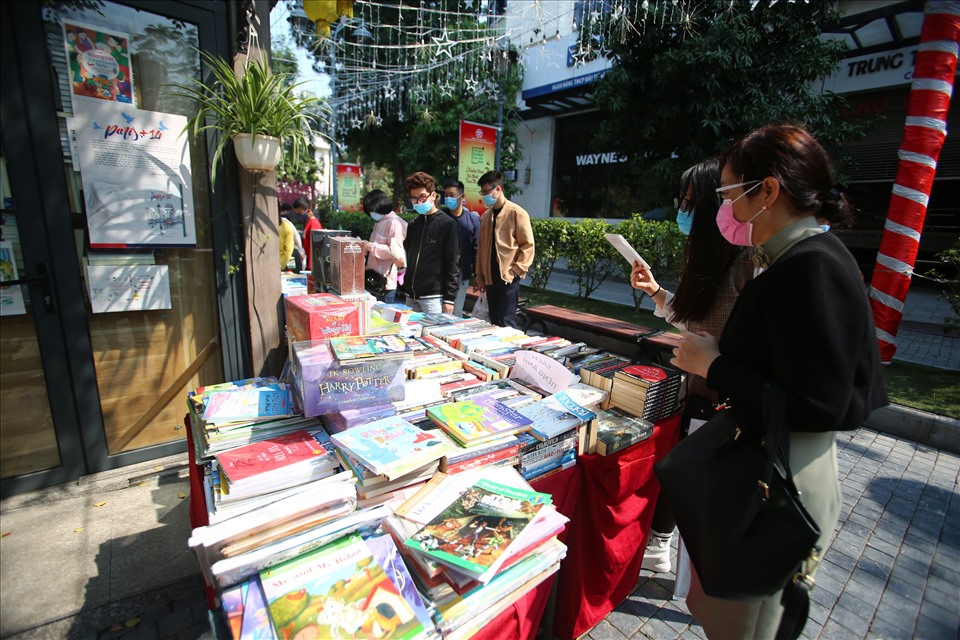 Phố Sách Xuân Tân Sửu 2021 thu hút nhiều độc giả và người dân tới tham quan.