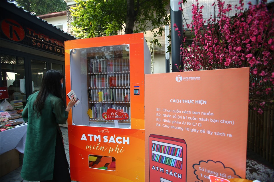 Một quầy ATM sách miễn phí của nhà sách Thái Hà được đặt tại Phố Sách Xuân để tặng sách cho các độc giả.