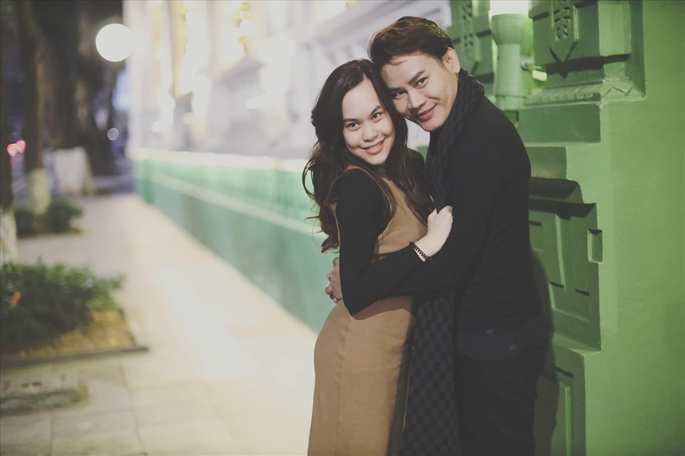 Nam MC hạnh phúc vì vợ đồng hành nhiều năm qua. Từ ngày cưới, diễn viên Quỳnh Phượng lui về chăm lo cho gia đình nhỏ, hỗ trợ công việc của chồng từ xa.