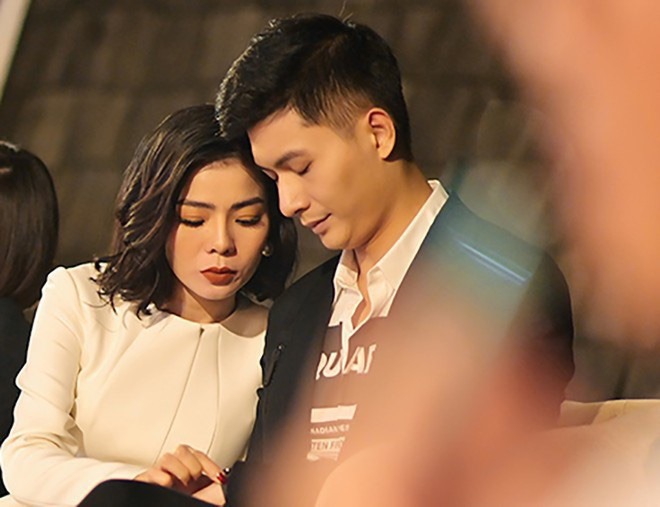 Ca sĩ Lệ Quyên và tình trẻ, người mẫu Lâm Bảo Châu kỷ niệm mùa Valentine bên nhau bằng tấm ảnh khá tình tứ.