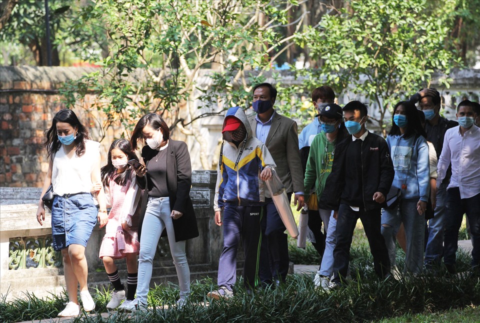 Khá đông người dân tới Văn Miếu trong ngày mùng 3 Tết thầy.