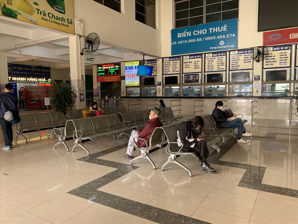 Bến xe Mỹ Đình chỉ lác đác vài hành khách trở về Hà Nội.