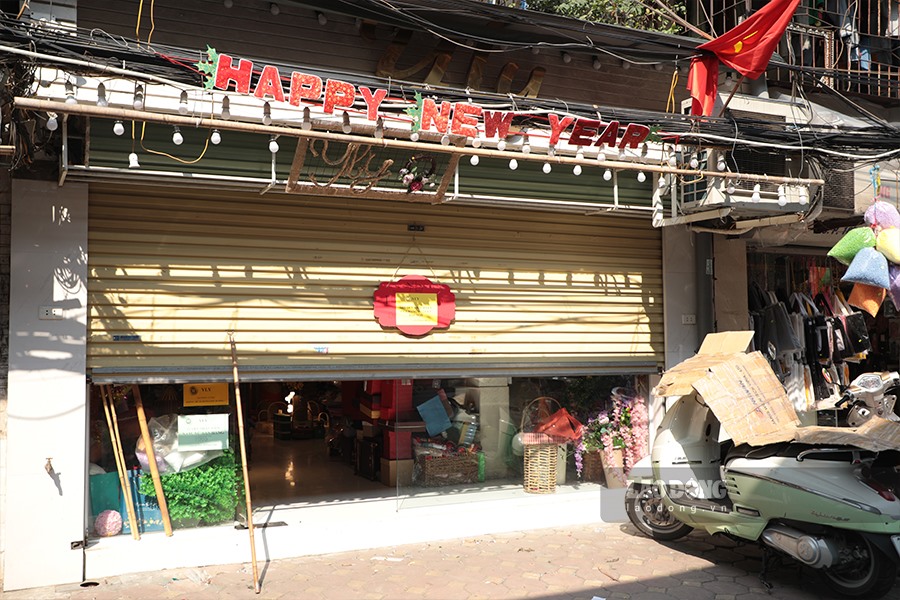 Nửa sau của con phố Tôn Thất Tùng không một hàng nào mở cửa.