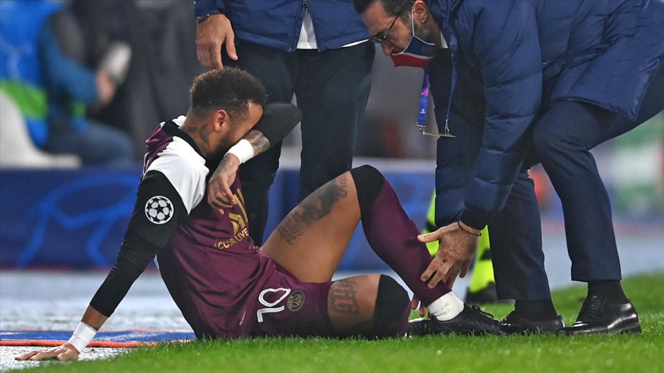 Chấn thương... là những hình ảnh thường thấy ở Neymar. Ảnh: AFP