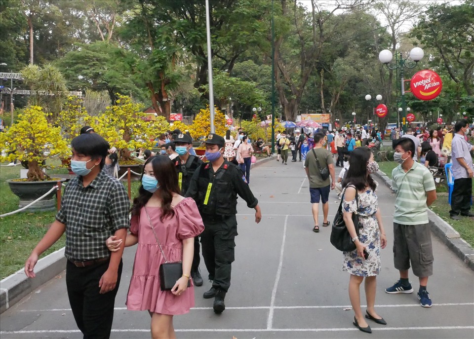 Theo ghi nhận của phóng viên báo Lao Động, hầu hết nhiều người dân khi đến đây đều chấp hành nghiêm việc đeo khẩu trang để phòng dịch COVID-19.