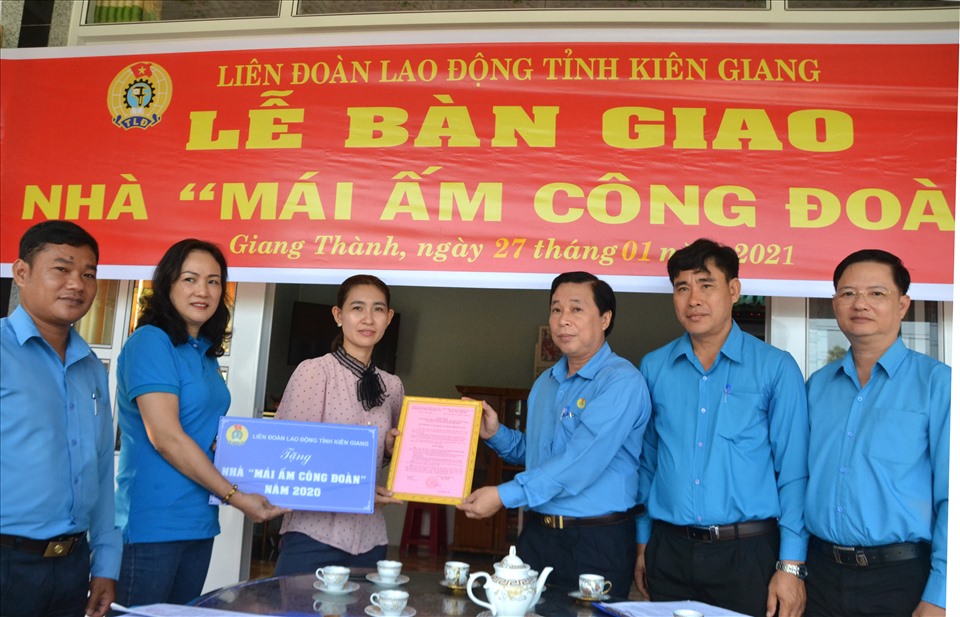 Chủ tịch LĐLĐ Kiên Giang Trần Thanh Việt trao quyết định bàn giao Mái ấm Công đoàn cho đoàn viên Nguyễn Thị Kiều Phượng. Ảnh: Lục Tùng