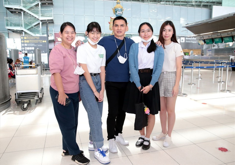 Vợ và ba con gái có mặt tại sân bay để tiễn Kiatisak sang Việt Nam hồi tháng 12.2020. Ảnh: Siam Sports