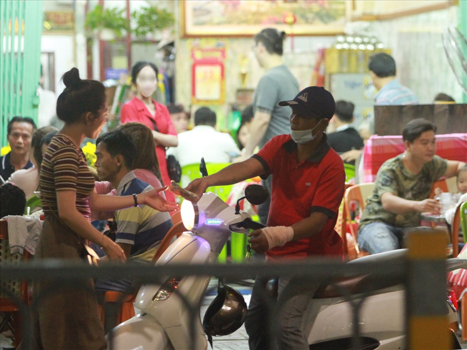 Nhân viên của một nhà hàng trên đường Lê Hồng Phong (quận 5) đeo khẩu trang theo kiểu đối phó khi tiếp xúc với khách hàng.