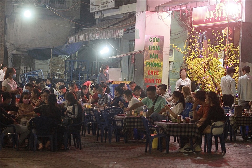 Tối 14.2 (mùng 3 Tết), các quán nhậu trên đường Trần Hưng Đạo, Lê Hồng Phong (quận 5), Tạ Quang Bửu (quận 8) đông nghịt khách dù lệnh “cấm” hoạt động đã được UBND TPHCM ban hành từ ngày 8.2.