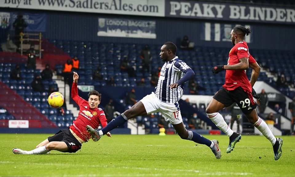 Diagne bất ngờ mở tỉ số sớm cho West Brom. Ảnh: Premier League.