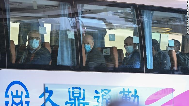 Phái đoàn WHO điều tra nguồn nguồn gốc COVID-19 ở Trung Quốc rời khách sạn The Jade sau khi hoàn tất cách ly ở Vũ Hán vào ngày 28.1. Ảnh: AFP