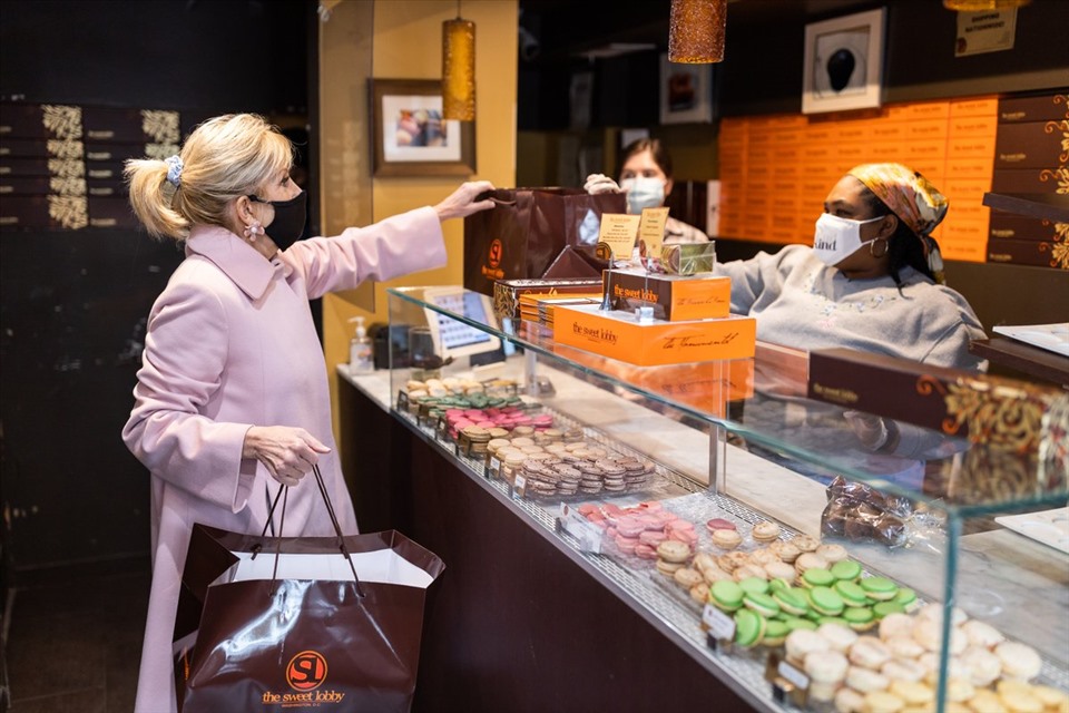 Đệ nhất phu nhân Jill Biden mua quà Valentine tại một tiệm bánh. Ảnh: Twitter @FLOTUS