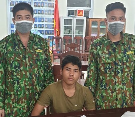Đối tượng Hồ Văn Vui bị lực lượng biên phòng bắt giữ. Ảnh: XT.