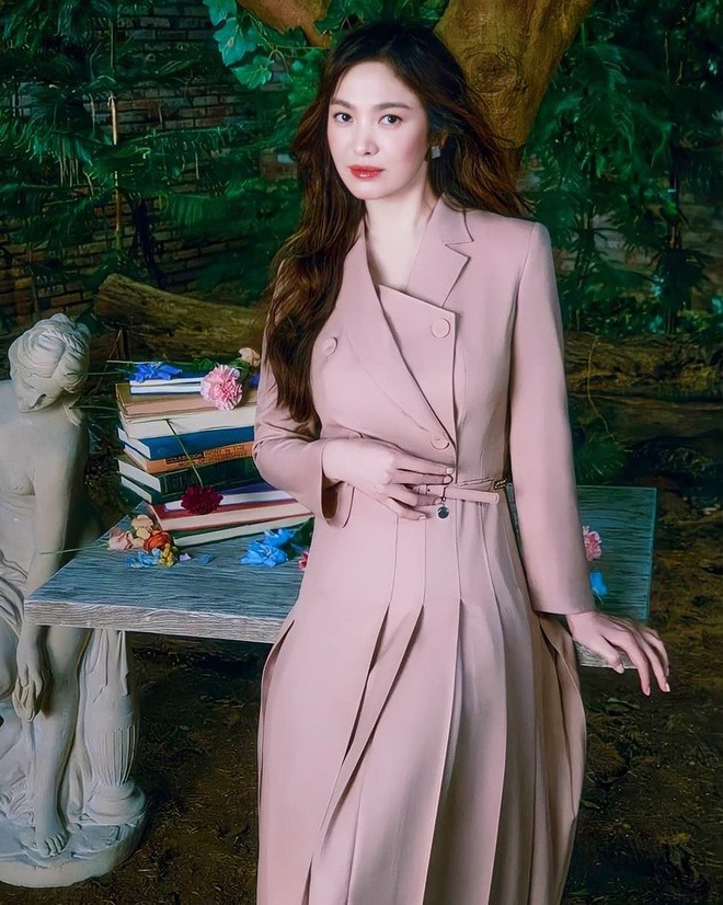 Năm 2020, dù ít xuất hiện tại các sự kiện giải trí nhưng Song Hye Kyo vẫn đắt show quảng cáo, chụp ảnh tạp chí. Ảnh: Instagram.