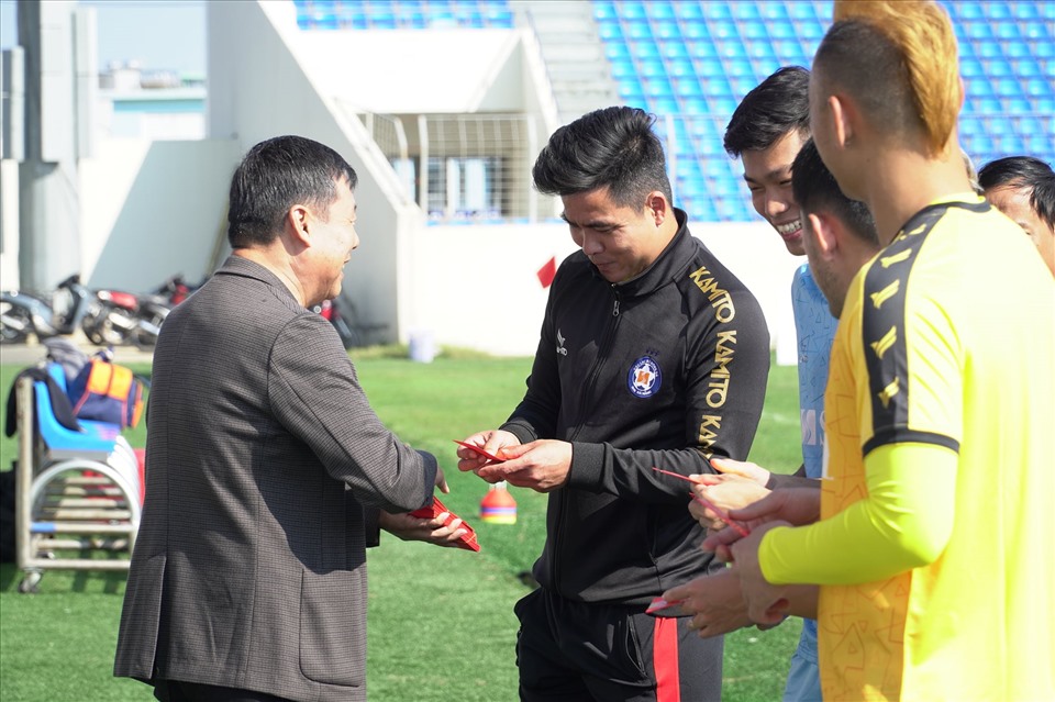 Chủ tịch câu lạc bộ Đà Nẵng Bùi Xuân Hoà lì xì cho ban huấn luyện và các cầu thủ. Ảnh: ĐNFC