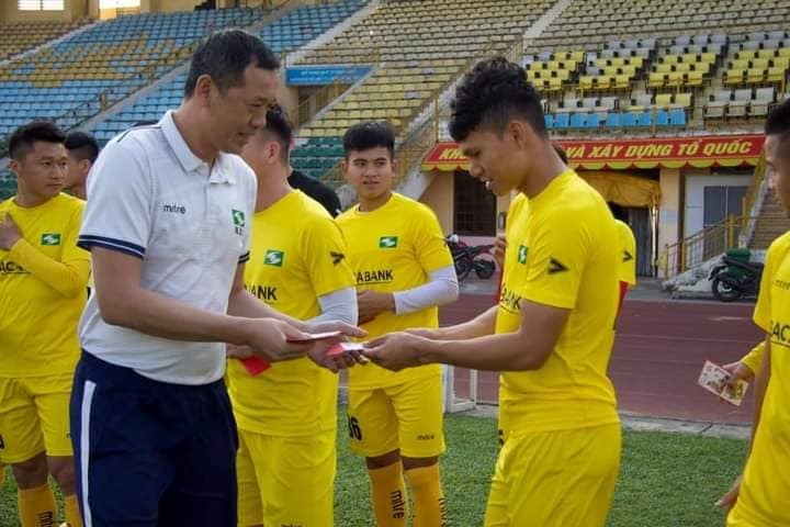 Các cầu thủ Sông Lam Nghệ An nhận lì xì đầu năm. Ảnh: SLNA FC
