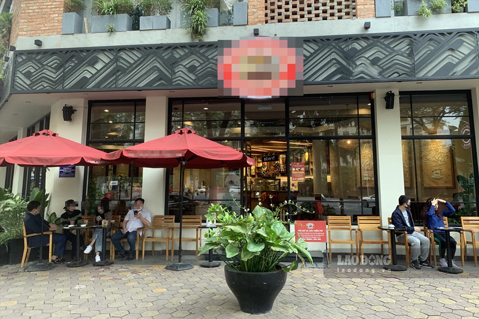Quán cà phê tại Trung Hòa - Vũ Phạm Hàm vẫn mở cửa đón khách, chưa tuân thủ quy định của Thành phố.